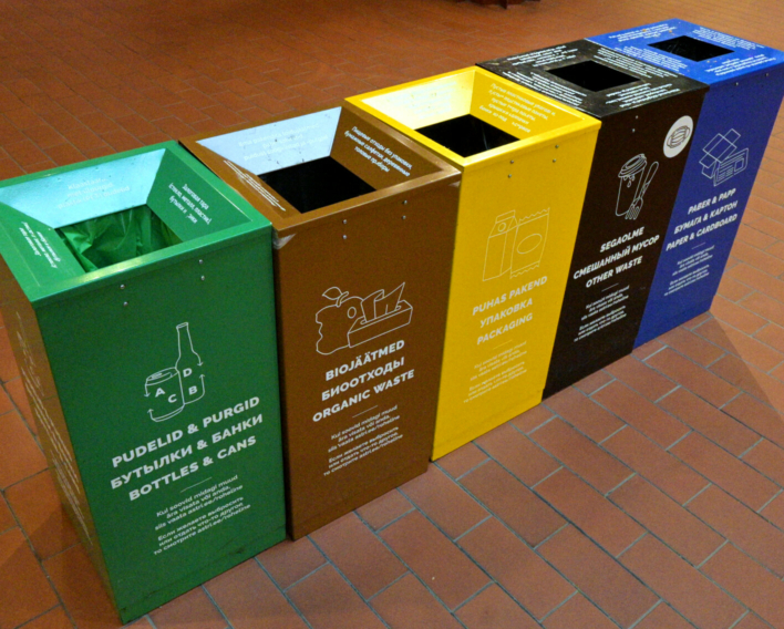 Cubos de reciclaje de residuos, Viajero verde en Estonia